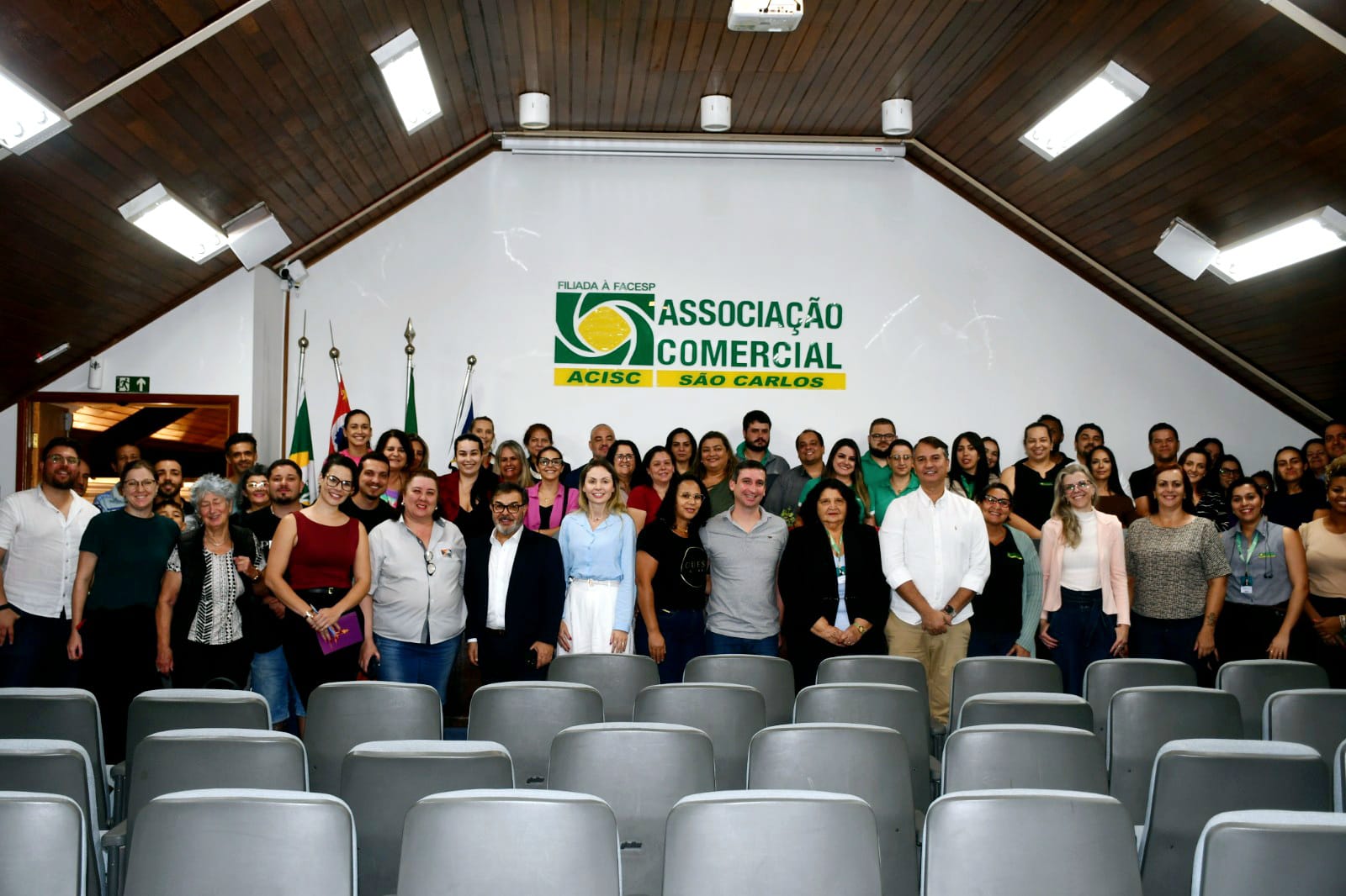 ACISC abre temporada de Natal com palestra de Cláudio Tomanini e auditório lotado em São Carlos