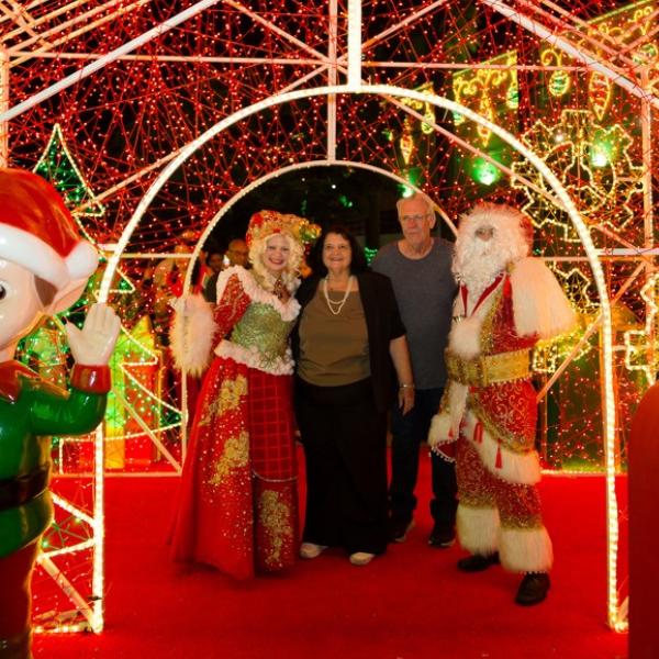 Luzes, magia e Papai Noel: Decoração de Natal 2025 acende a Praça do Mercado