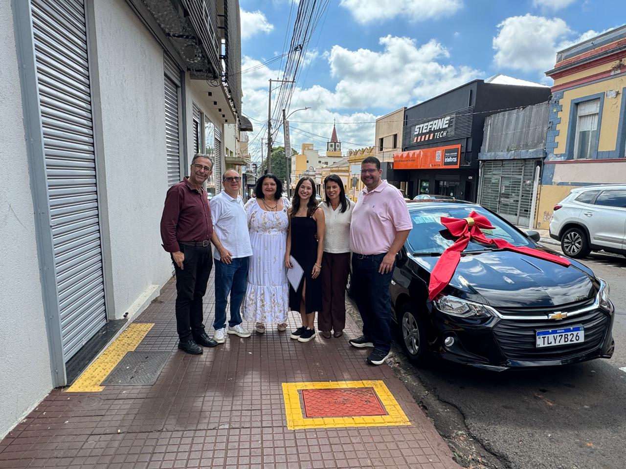 Professora de São Carlos recebe veículo zero quilômetro da campanha de Natal da ACISC